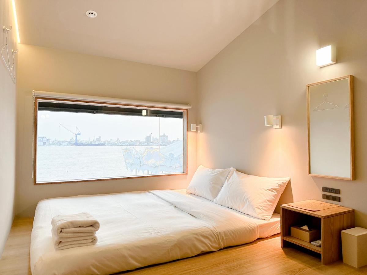 Kw2 Hostel Kaohsiung Bagian luar foto