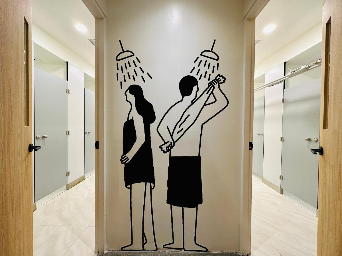 Kw2 Hostel Kaohsiung Bagian luar foto