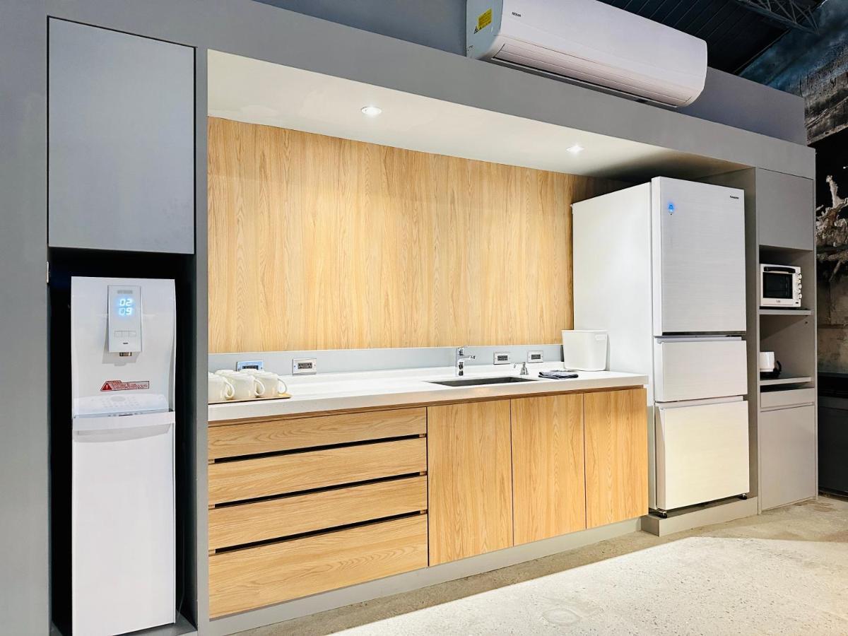 Kw2 Hostel Kaohsiung Bagian luar foto